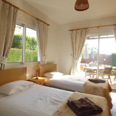 Isabella: Coral Bay Beach, Seaview * Peyia