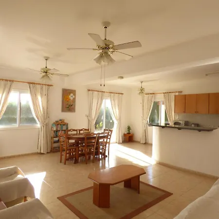 Villa Isabella: Coral Bay Beach, Seaview Peyia